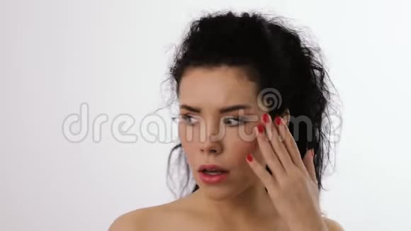 一个有着别致卷发的沮丧女人的肖像视频的预览图
