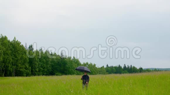 体贴的女农民在田野上散步视频的预览图