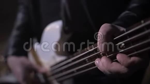 吉他手弹低音吉他视频的预览图