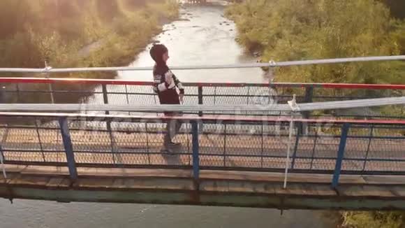 穿着平底帽和街服的快乐男人在桥上跳迪斯科视频的预览图