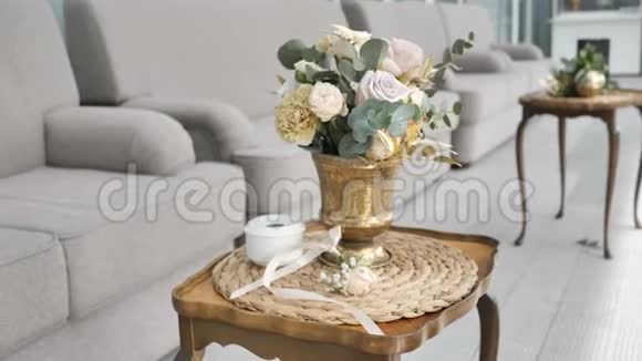 金花瓶中的白玫瑰和桉树的插花婚礼或活动的插花视频的预览图