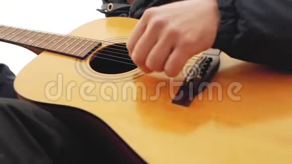 戴着针织帽子的胡子男弹吉他唱歌视频的预览图