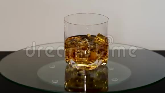 带冰块的旋转威士忌的美丽景色酒精和健康概念视频的预览图