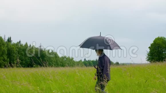 体贴的女农民在田野上散步视频的预览图