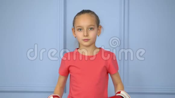 拳击手戴着拳击手套的快乐女孩跳着赢得了慢动作视频的预览图