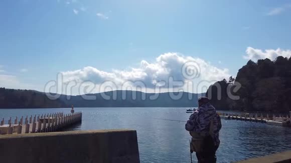 人在日本箱根阿是湖钓鱼视频的预览图