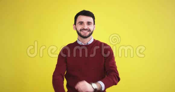 在一间有黄色背景墙的工作室里一个有魅力的男人微笑着对一个计划有着良好的心情和思考者他发现了一个人视频的预览图