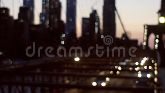 布鲁克林大桥在夜间从纽约繁忙的道路上方可以看到汽车交通景观视频的预览图