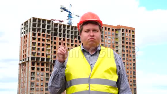 建筑工地上的男建筑工头工人或建筑师不同意挥动手指视频的预览图