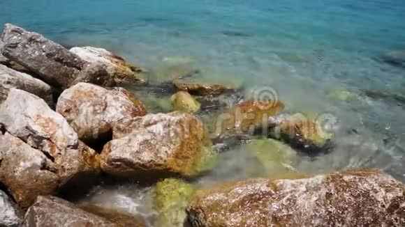 带清澈海水的洛基海滩视频的预览图