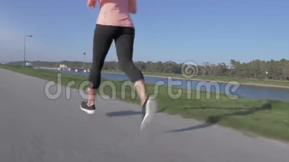 女人沿着运河慢跑视频的预览图