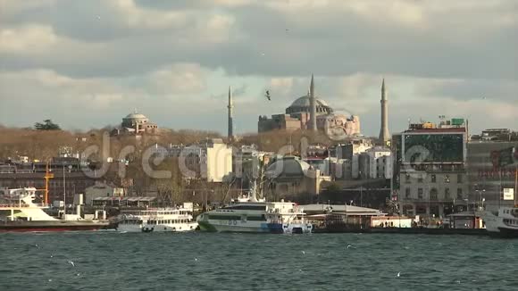 伊斯坦布尔圣索菲亚大教堂的美丽景色圣索菲亚大教堂从另一边观看扭转视频的预览图