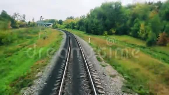 沿着绿色的铁路前进视频的预览图