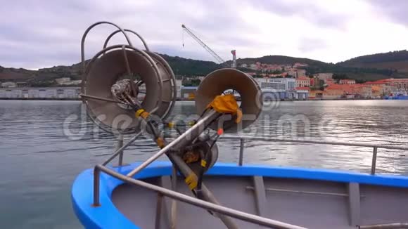 停泊在港口的渔船视频的预览图