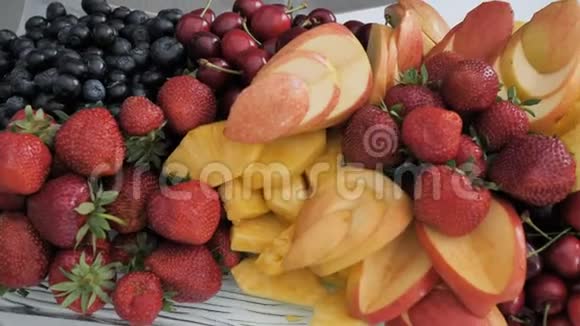 夏季浆果蓝莓草莓和樱桃的特写镜头在浆果的上方视频的预览图