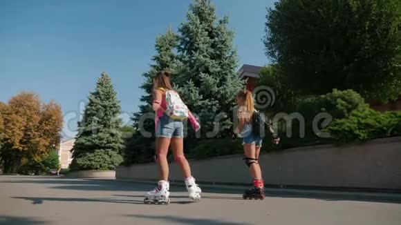 年轻活泼的少女户外轮滑视频的预览图