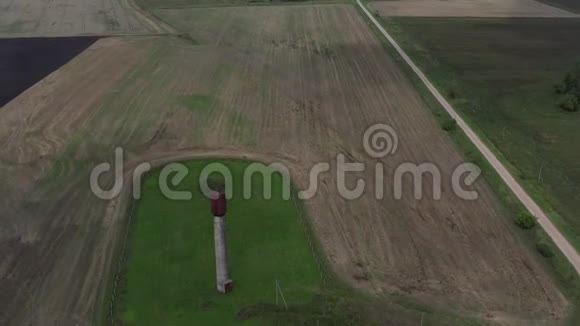 夏季结束农田景观与水塔和砾石路空中视频的预览图