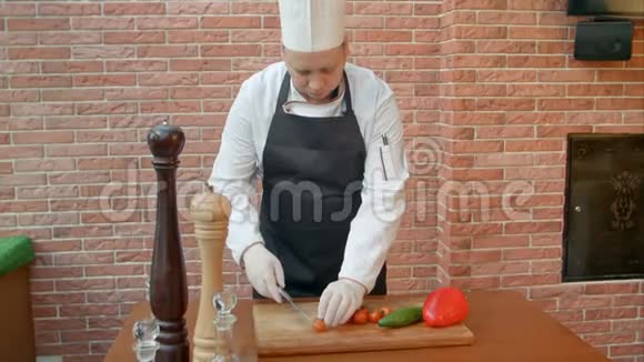厨师在厨房切西红柿视频的预览图
