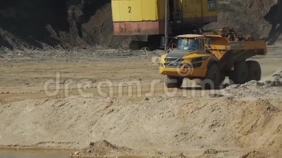 一辆满载的采矿卡车沿着采石场缓慢行驶视频的预览图