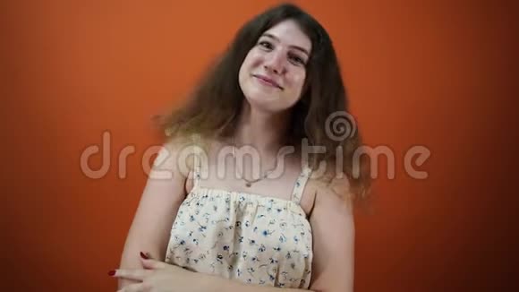 一个梦幻的女人正在想一件事在橙色的背景下视频的预览图