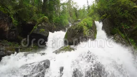 俄罗斯阿尔泰峡谷瀑布视频的预览图