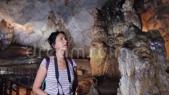 穿过山洞的漂亮女人视频的预览图