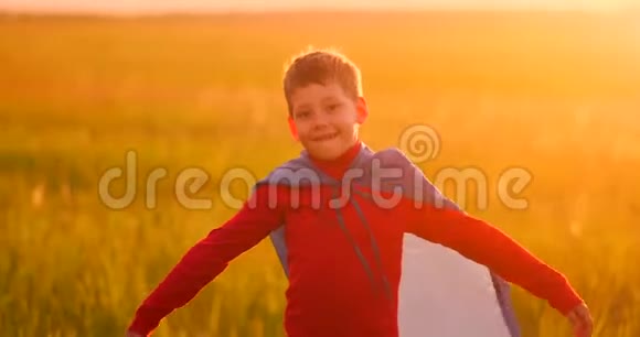 小男孩在日落时扮演超级英雄视频的预览图