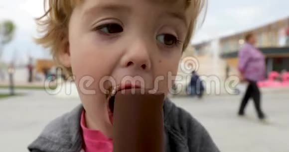 宝宝吃冰淇淋视频的预览图