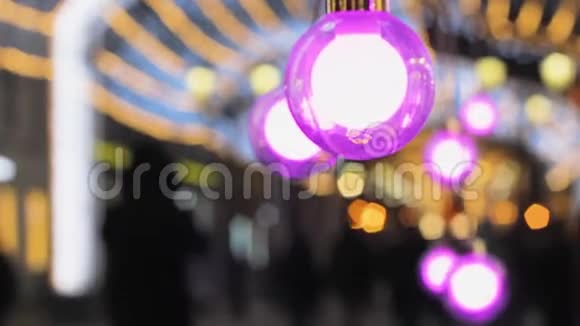 电线上的灯花环上的灯魔术紫色的布视频的预览图
