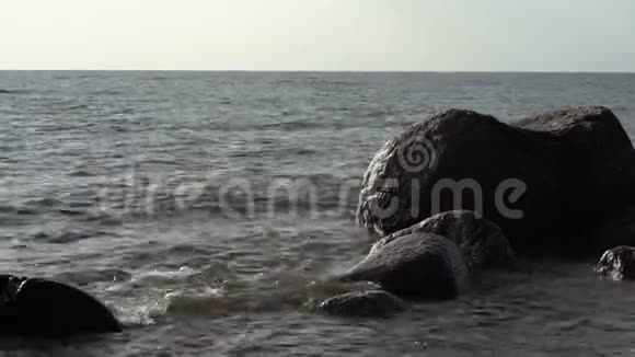海浪拍打着石头视频的预览图