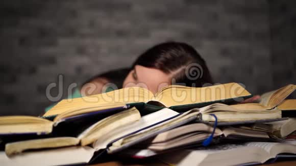 女学生有很多书在学习考试在书上睡着了视频的预览图