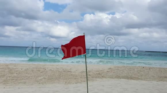 红旗警报警告在海里游泳危险红旗在海滩上飘扬有风和海浪的声音视频的预览图