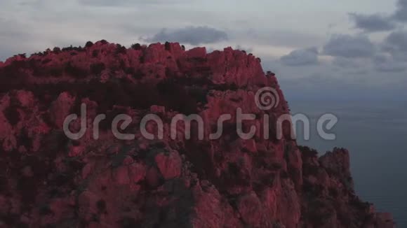 海岸上的岩石日落时美丽的风景鸟瞰视频的预览图