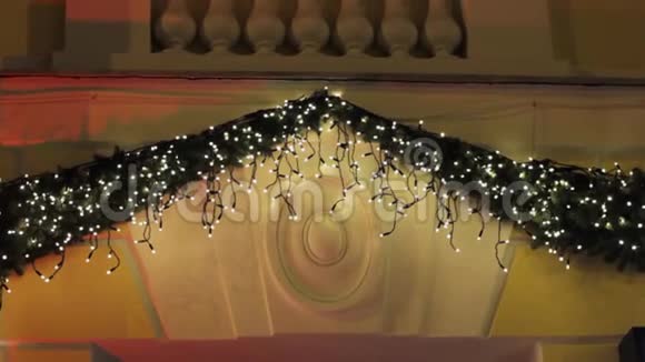 用花环装饰的拱门魔法宫的入口视频的预览图