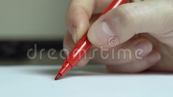 女人手在白纸上用毛毡尖笔画一条红线快关门视频的预览图