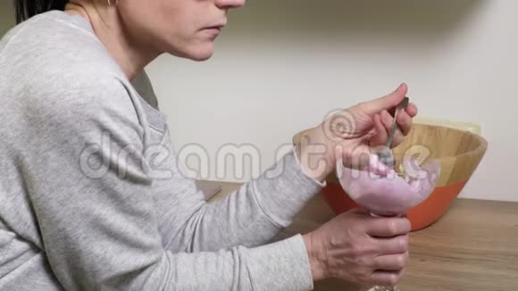 女人在厨房吃冰淇淋视频的预览图
