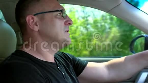 在高速公路上开车的中年男子视频的预览图