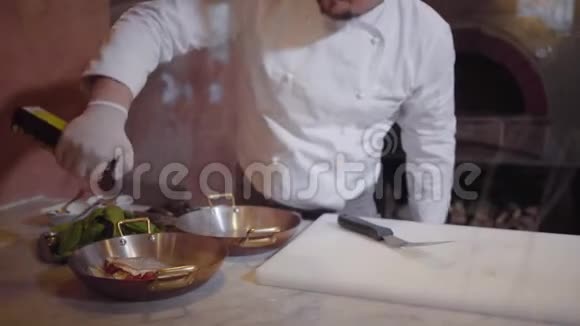 厨师把奥雷倒在一盘美味的鱼和蔬菜上放在烤炉里视频的预览图