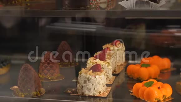 提供各种糕点和甜点的玻璃柜台视频的预览图