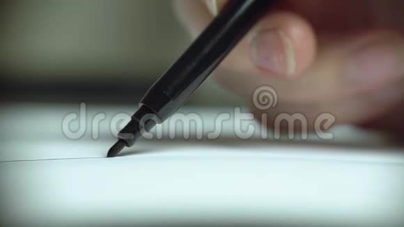 女人用一支毛毡尖笔在白纸上画画快关门视频的预览图