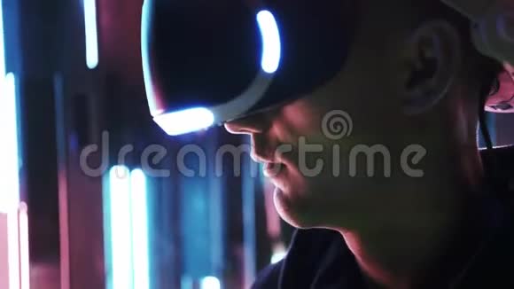 戴着VR耳机婴儿头戴霓虹灯视频的预览图
