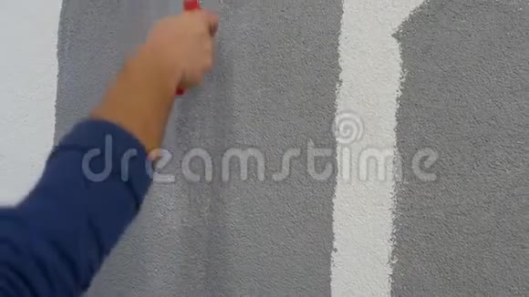 工人画墙灰漆特写视频的预览图