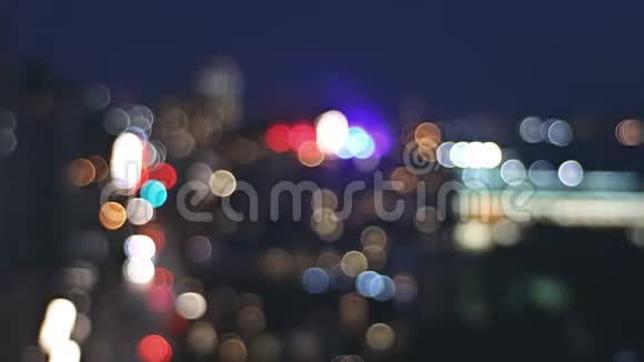 纽约市在曼哈顿上空的夜晚与曼哈顿桥的柔和焦点令人惊叹视频的预览图