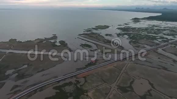 泰国法塔隆省塔雷诺伊湖上的空中观景无人机射击Ekachai桥彩色公路桥视频的预览图