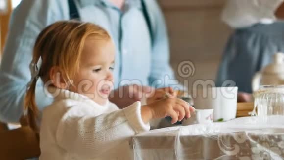 童年记忆小女孩正在用勺子喝茶视频的预览图