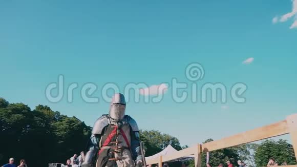 乌克兰基辅2018年6月9日骑士锦标赛穿着铁甲的勇士去体育场视频的预览图