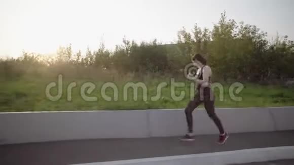 年轻女子在市区跑步视频的预览图