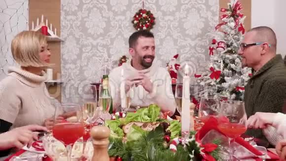 白种人大家庭一起庆祝圣诞节和美味的食物视频的预览图