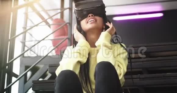 特写镜头前的多民族女士使用VR她对创新印象深刻并非常兴奋使用视频的预览图