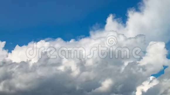 夏天蓝天上的乌云视频的预览图